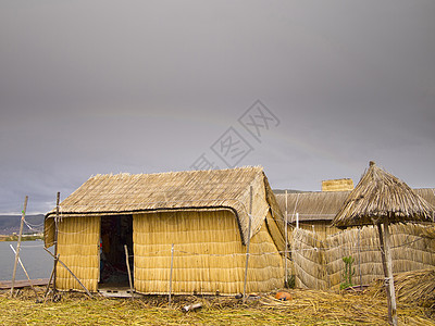 漂浮岛屿上的里德小屋背景图片