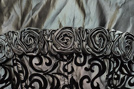 以含玫瑰的黑色丝绸背景图片