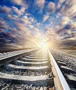 铁路到阳光明光的地平线橙子航程碎石蓝色小路速度太阳土地天空阳光图片