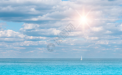 阳光明媚的一天 船漂浮在海上图片