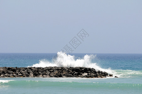 波浪和岩石碰撞海滩风暴天空海景支撑风景海岸线海岸危险图片