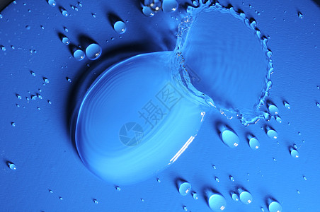 蓝水滴饮料水分雨滴反射天气玻璃气泡宏观液体环境图片