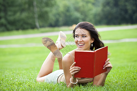 年轻美丽的年轻年轻女士 在户外看书微笑教育裙子草地读数学生孤独女孩们学习公园图片