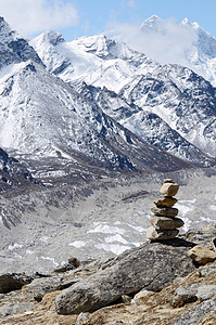 尼泊尔喜马拉雅省Khumbu地区的石碑图片