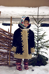 女婴的老俄罗斯风格公园村庄女性季节幸福快乐头巾雪花栅栏晴天图片