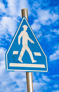 蓝色行人交通标志白色天空街道危险驾驶运输警告金属邮政学校图片