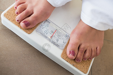 女性双脚在比例尺上减肥九石指甲油饮食脚趾损失体重秤指甲重量图片