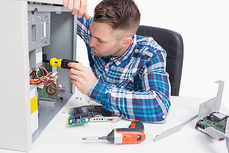 从事cpu工作的年轻计算机工程师硬件职业科技男性修复电子产品电脑技术员修理工专注图片