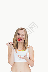 快乐女人的肖像 吃着一碗水果图片