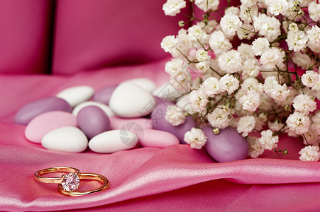 彩色织物上的结婚戒指蜜月展示仪式庆典礼物婚礼礼物盒周年结婚戒指情感图片