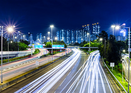 晚上在高速公路上繁忙交通踪迹夜景天际轨迹城市天空通道运动视角景观图片