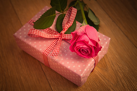 粉红色玫瑰和紫色框架粉红包裹的礼物图片