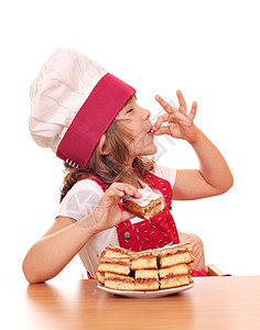 快乐的小女孩用苹果蛋糕做饭图片