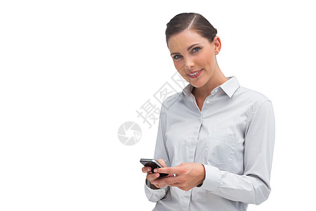 手机支付笑笑的女商务人士发短信女士屏幕衬衫沟通商务快乐技术微笑女性头发背景