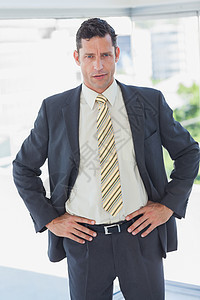 手对臀部的商务人士男人短发黑发专注套装领带商务双手人士夹克图片