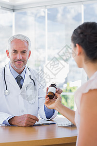 病人当着医生的面拿着一瓶药片图片