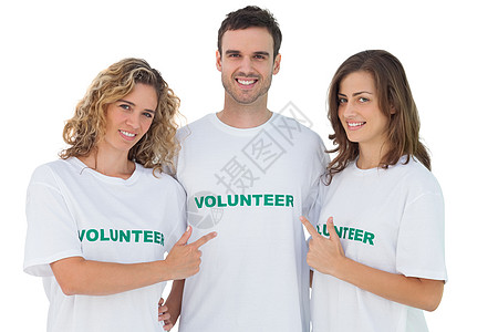 领着T恤衫的志愿人员团体图片