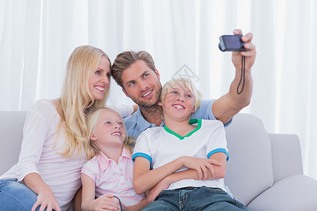 家人拍自己照片时快乐公寓家庭女孩儿子头发男性浅色微笑长椅图片