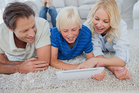 妈妈儿子儿子和父母使用平板电脑背景