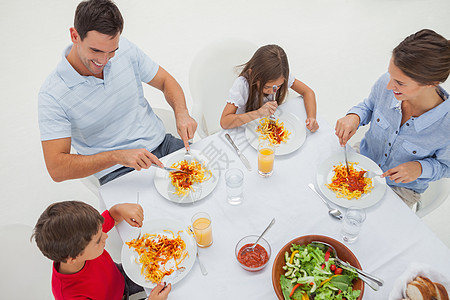 家庭吃面食加酱和沙拉的面食概览图片