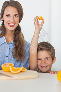 妈妈儿子小男孩养大橘子片背景