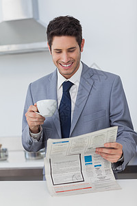 商务人士看报纸和喝咖啡 并阅读报纸图片