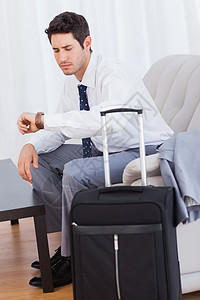 带着行李的商务人士在沙发上坐着等飞机图片