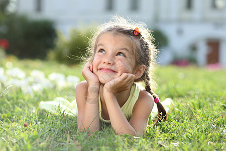 小女孩公园喜悦情绪晴天童年姐姐孩子乐趣头发幸福图片