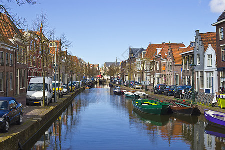 荷兰Alkmaar镇运河上传统土丘住房图片