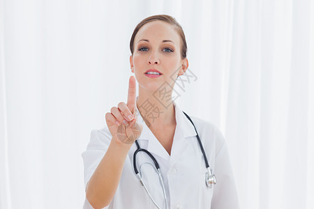 集中的护士装着指着某事图片