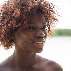 黑人女孩的肖像微笑团体混合混血儿青少年文化森林国籍幸福快乐图片