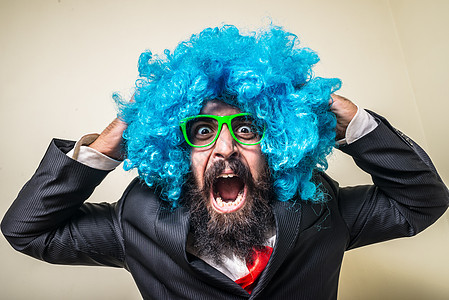长着蓝假发的胡须男子创造力眼镜男人绿色派对震惊音乐幸福狂欢夹克图片
