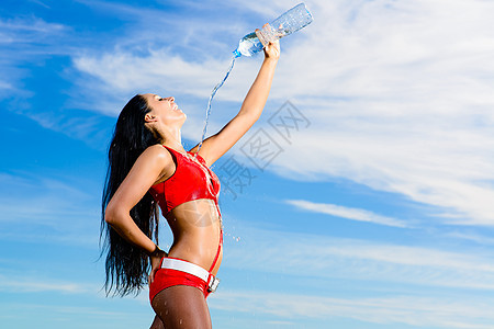 穿红色制服 带一瓶水的女运动员补水保湿食物女士矿泉水塑料饮用水健康水瓶塑料瓶图片