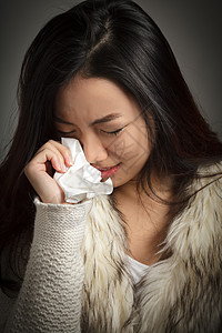 有吸引力的亚洲女孩 20岁在演播室拍摄冒充爆头背景羊毛纸巾成人悲伤夹克哭泣休闲服图片