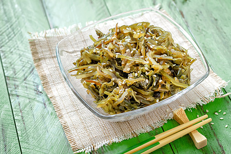 海藻沙拉海鲜筷子海洋小吃盘子杂草沙拉植物藻类饮食图片