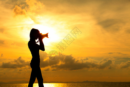 日落时休光摄影师海岸男人金子男性三脚架单人纸牌海洋太阳岩石图片