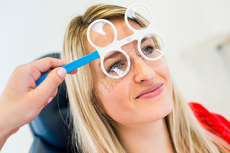 几何概念     年轻漂亮的女子眼睛检查过眼镜眼科权限鸢尾花验光诊所女性图表女孩女士图片