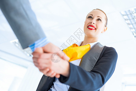 商业妇女与客户握手工作老板面试同事快乐交易问候语合同会议团队图片