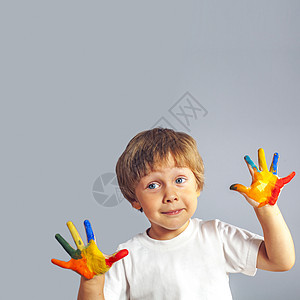 手涂着彩色涂料的男孩图片