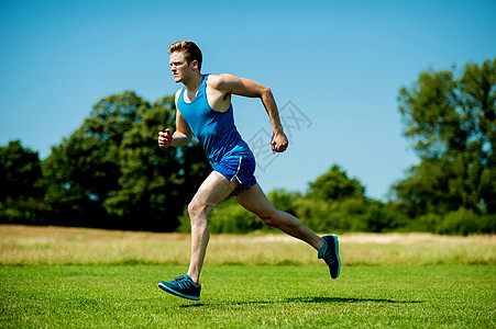 健身运动员在阳光明媚的一天努力跑步图片