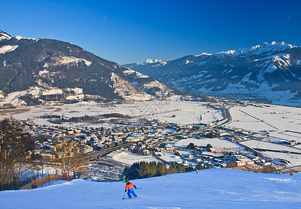 奥地利舒特多夫村Zell am See国家阳光全景山脉假期运输滑雪者场景太阳冻结图片