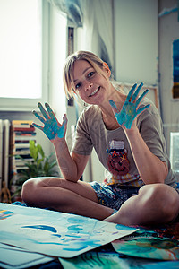 美丽的金发美女女画家画笔幸福微笑卧室爱好工作室刷子女士作坊女性图片