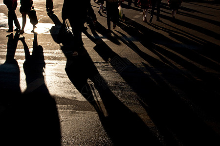 街上人行走的影子民众穿越场景旅行街道阴影生活点燃背光人群图片