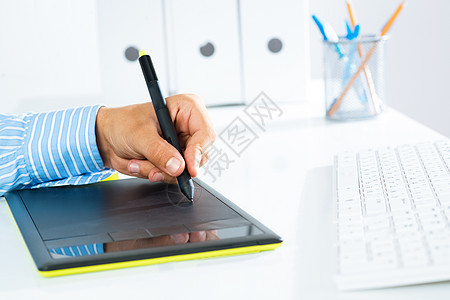 用笔状的钢丝 紧紧地握着一个人的手工作室办公室建筑学软垫乐器技术桌子铅笔插图生产图片