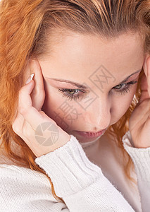 患有头痛的妇女女孩工作室沮丧悲伤头发女性情感寂寞压力疼痛图片