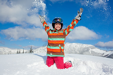 在雪中玩闲暇运动风镜孩子首脑滑雪者滑雪童年太阳假期图片