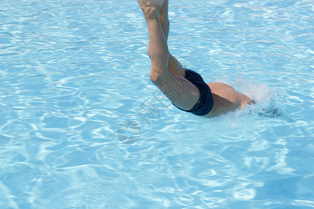 游泳池上的活动 男孩在游泳池中潜水图片