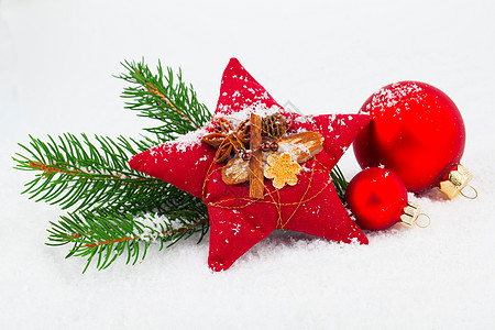 明亮的圣诞节配红星和红圣诞礼堂照片庆典松树墙纸样本星星风格丝带传统装饰图片