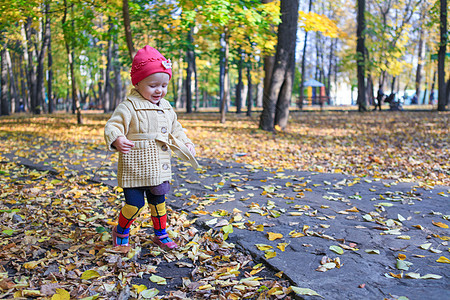 在秋天公园独自步行的小美少女图片
