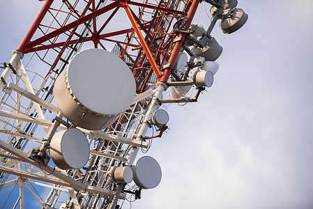 对天的大型通信塔台技术盘子微波蓝色通讯电视电讯收音机金属播送背景图片